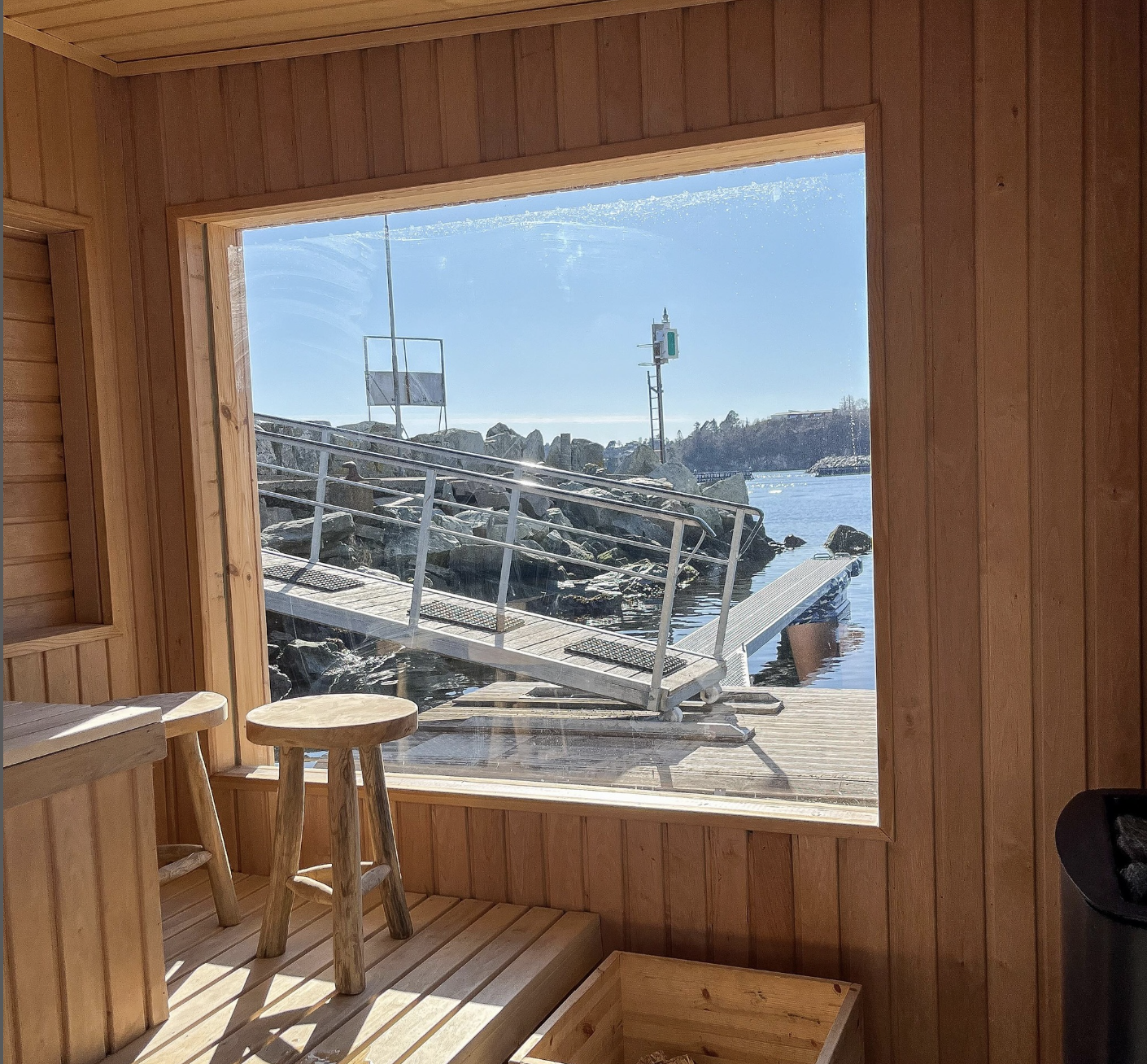 Inne i badstova til Os Sauna, med utsyn mot hamna