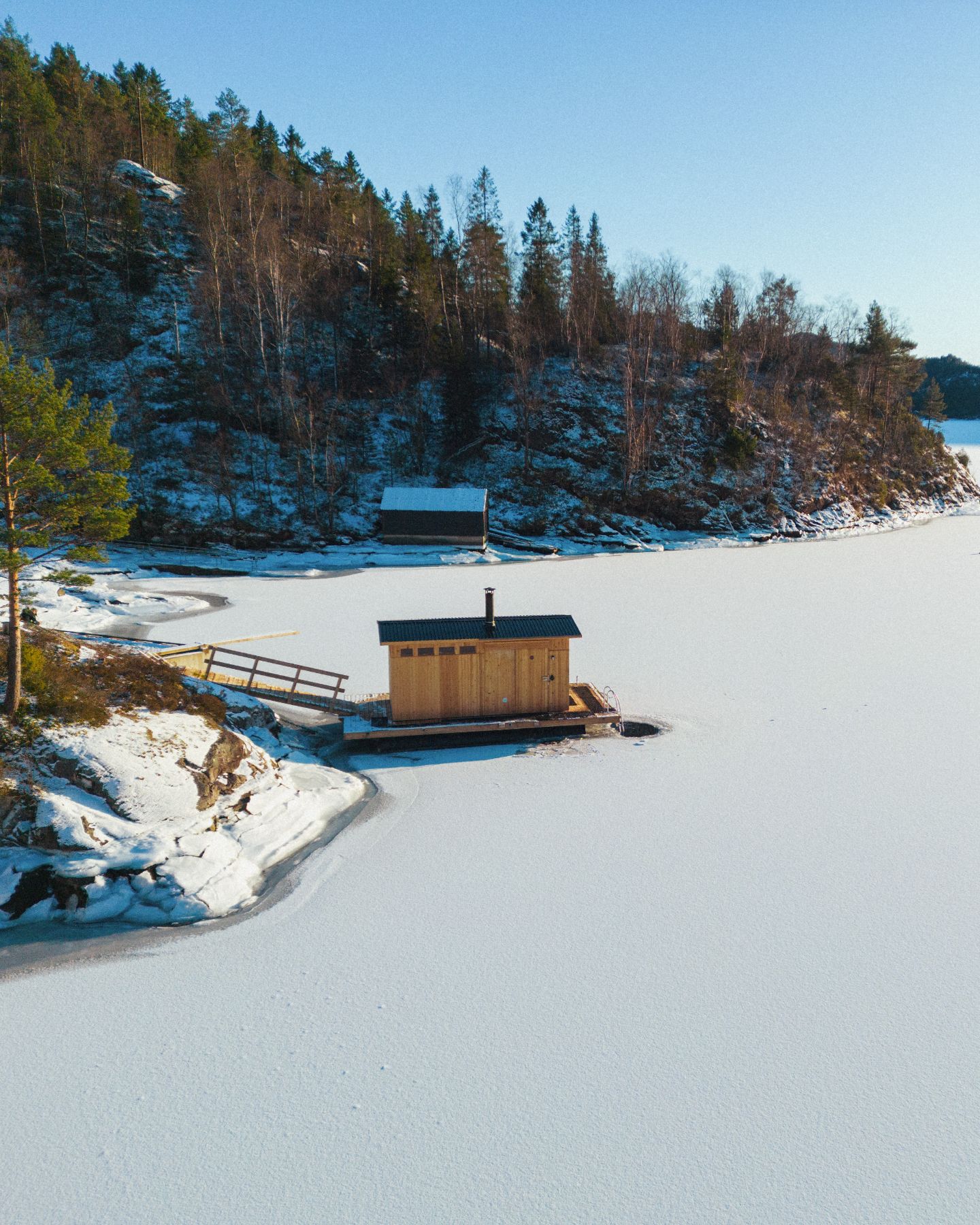 Bjørkheim Sauna på flåten sin ved iskanten ein vinterdag